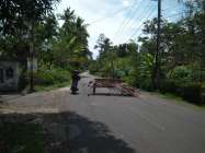 Akibat Tiang Listrik Roboh Jalan…